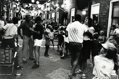 401408 Afbeelding van dansende mensen tijdens een buurtfeest in de Zeven Steegjes (Kockstraat) te Utrecht.